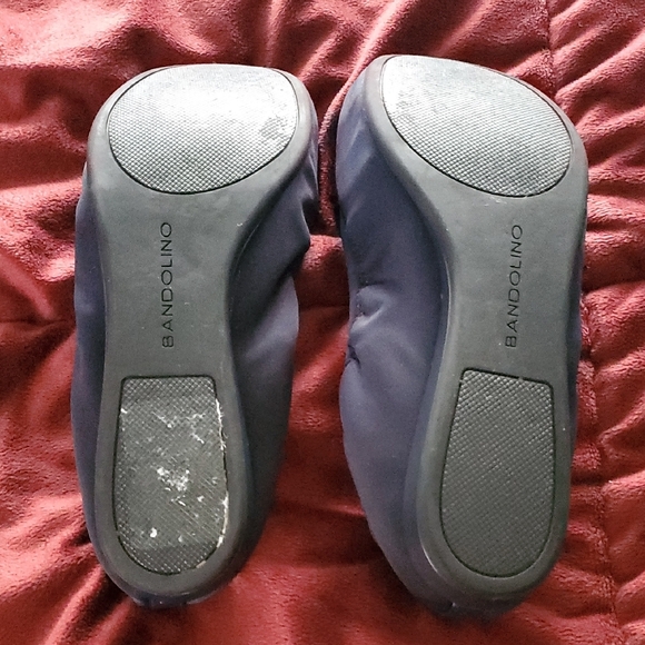 Bandolino Women's Navy Flats with Bow Accent - Picture 4 of 5